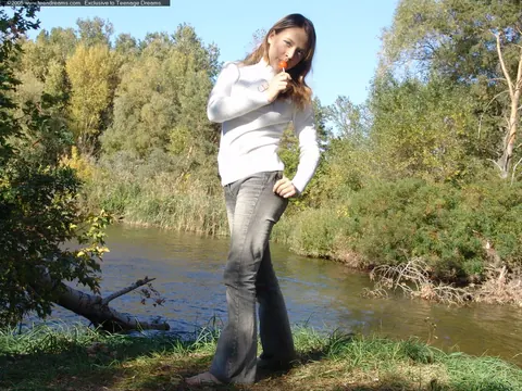 Woman in Jeans Spreads Her Shaved Pussy Outdoors – photo 5 of 21