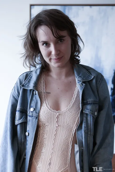 Kit Bauer: Tall Brunette MILF Toys Her Ass in Lingerie – photo 4 of 20