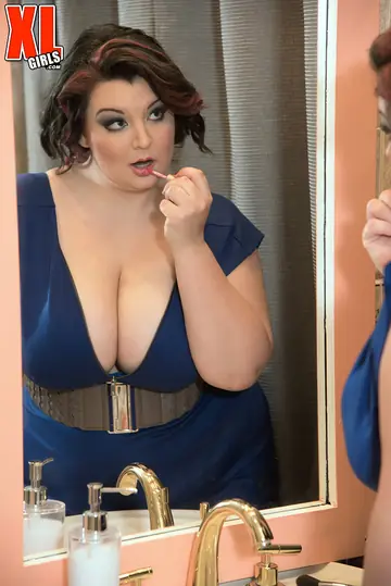 Lucy Lenore – Curvy Brunette MILF Shows Her Big Tits in the Bathroom