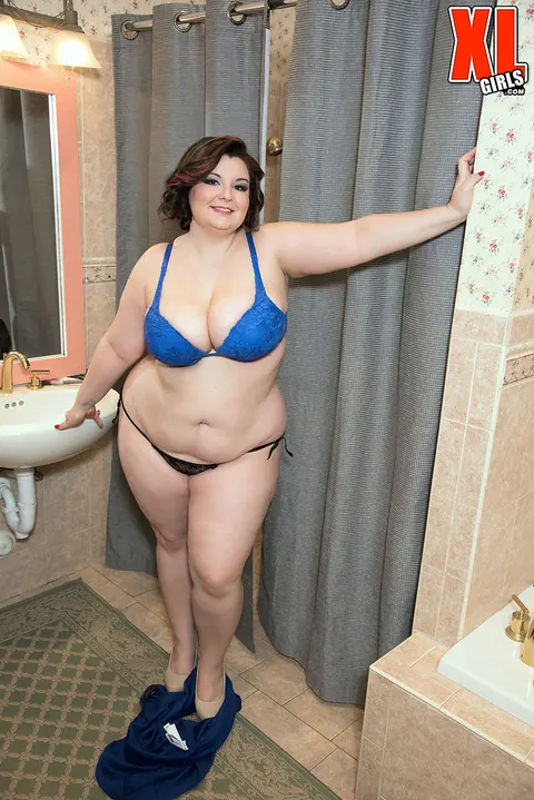 Lucy Lenore: Curvy Brunette MILF Shows Her Big Tits in the Bathroom – photo 11 of 16