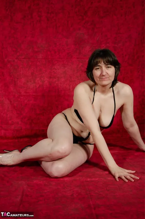 Mature BBW in Lingerie Exposes Her Nipple – photo 11 of 16