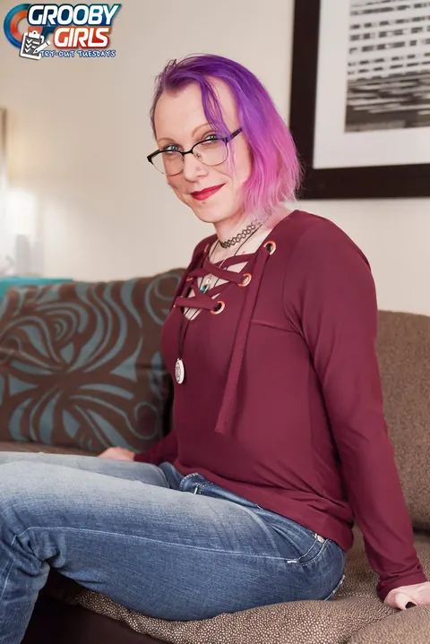Trans Woman Unbuttons Her Jeans and Poses Fully Nude – photo 2 of 16