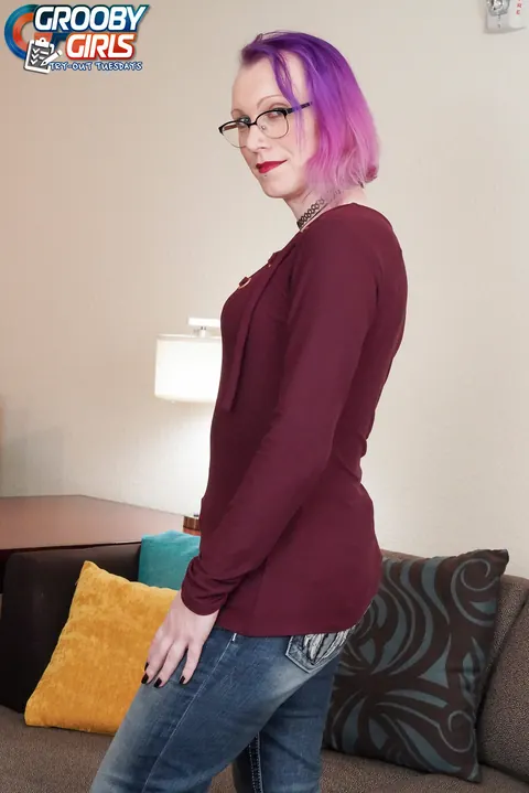 Trans Woman Unbuttons Her Jeans and Poses Fully Nude – photo 1 of 16