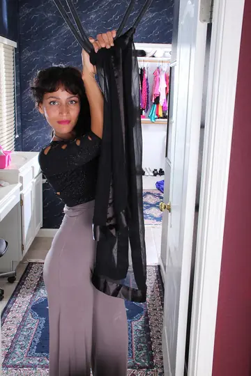 Liza Rene – Tall Curvy MILF Undresses and Spreads Her Pussy