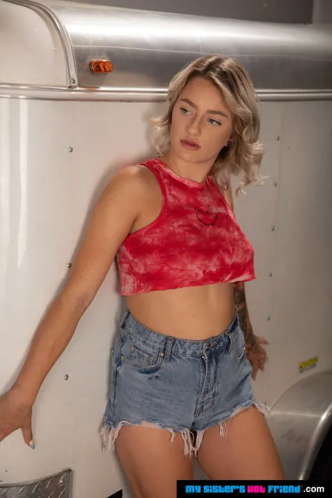 Harmony Rivers: Tall Blonde Sucks Cock and Gets Fucked by the River – photo 2 of 21
