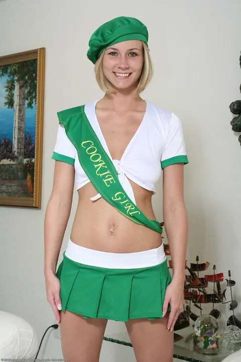 Mackenzie Star: Short-Haired Blonde Shows Her Enhanced Tits and Spreads Her Pussy – photo 1 of 20