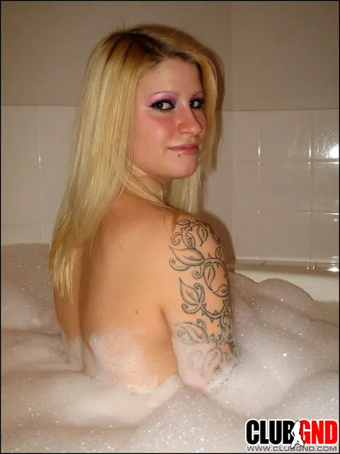 Tattooed Blonde Soaks in a Bubble Bath in the Bathroom – photo 3 of 12