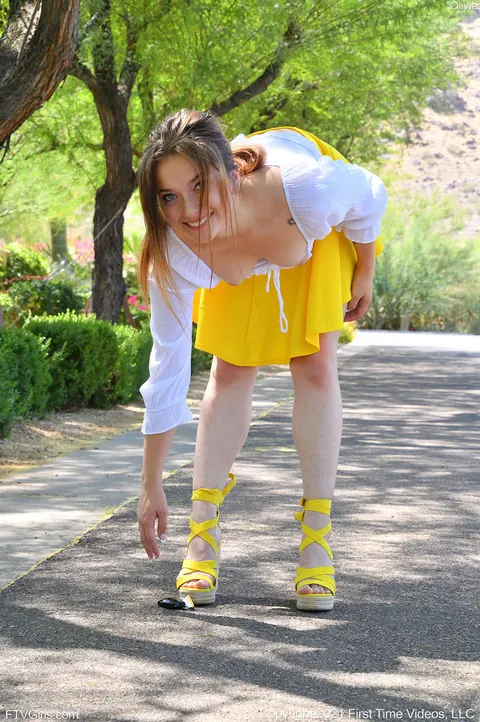 PAWG Lifts Her Skirt and Shows Her Ass on Public Sidewalk – photo 5 of 15