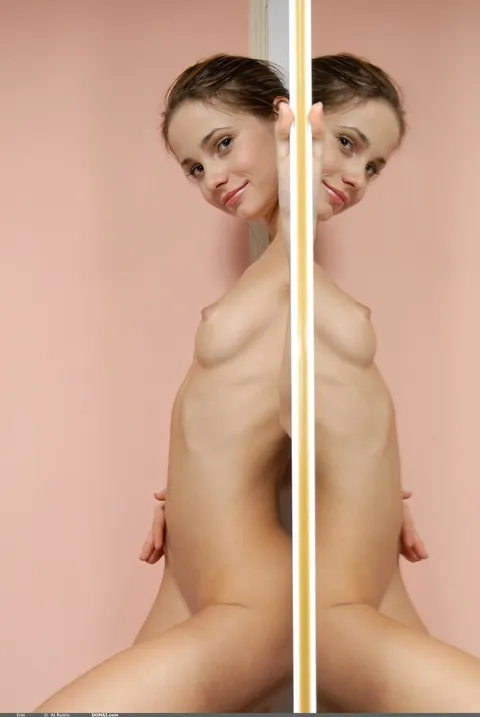Petite Slim Babe Poses Nude and Shows Her Body – photo 11 of 20