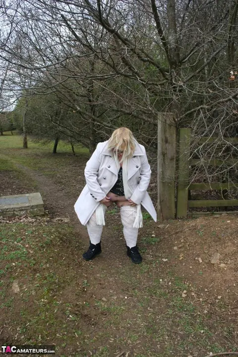 Lexie Cummings: Mature British Woman Reveals Her Big Tits in a Public Park – photo 16 of 16