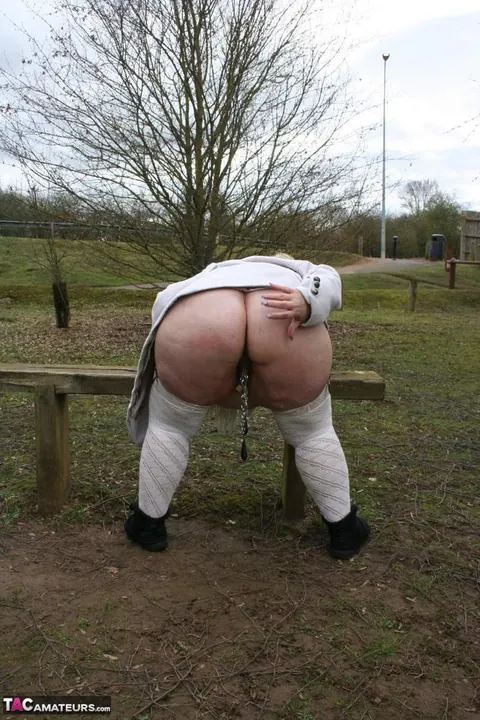 Lexie Cummings: Mature British Woman Reveals Her Big Tits in a Public Park – photo 14 of 16