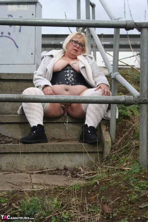 Lexie Cummings: Mature British Woman Reveals Her Big Tits in a Public Park – photo 6 of 16