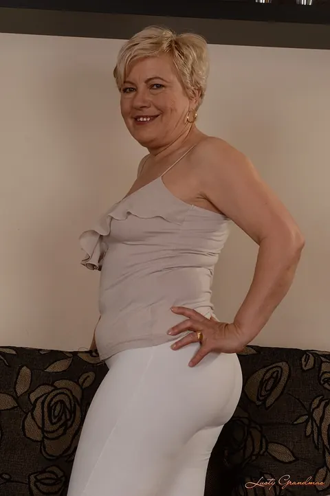 Ursula Grande: Mature Blonde in Yoga Pants Shows Her Natural Tits – photo 14 of 16