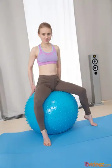 Slim Blonde in Yoga Pants Takes Double Penetration and a Cumshot