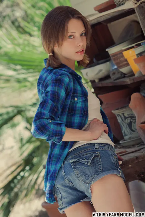 Thick Woman in Shorts Spreads Her Trimmed Pussy Outdoors – photo 1 of 10