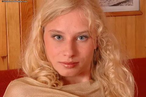 Hairy Blonde Pulls Down Her Shorts and Spreads Her Bush – photo 12 of 16