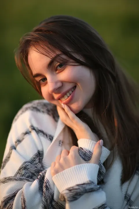 Sofy Bee: Slim Brunette Flashes Her Hairy Bush Outdoors – photo 8 of 20