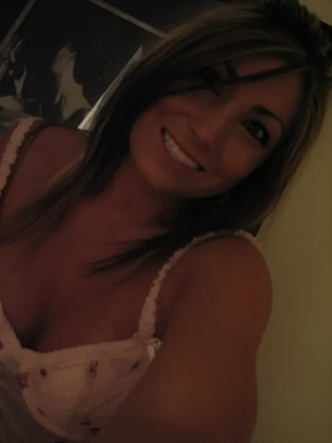 Busty Amateur Shows Pierced Belly in Selfies – photo 13 of 21