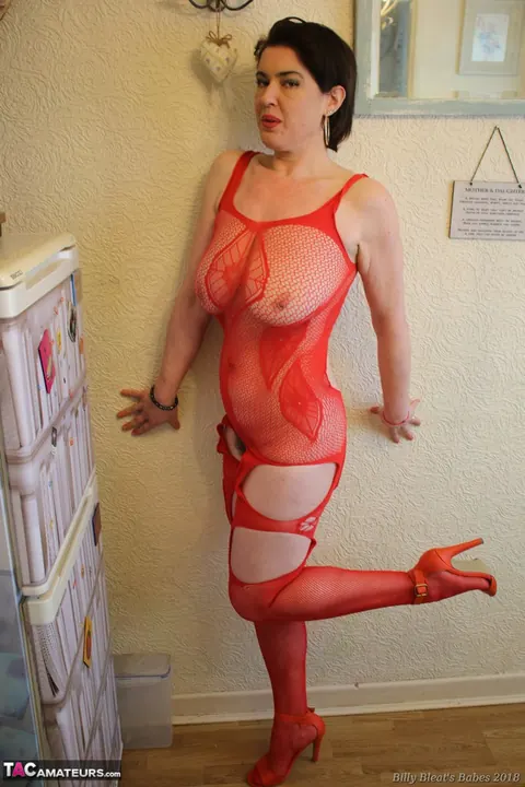 Juiceyjaney: British MILF Strips Off Her Lingerie to Show Her Big Tits and Hairy Bush – photo 2 of 20