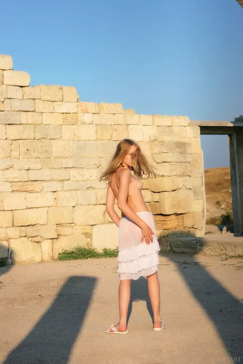 Blonde Undresses Outdoors and Spreads Her Legs Wide – photo 21 of 21