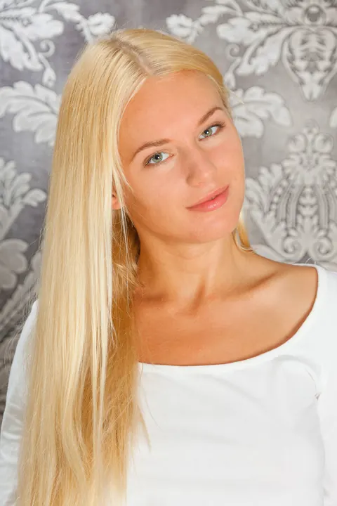 Blonde Model Poses Fully Nude and Shows Her Body – photo 4 of 21