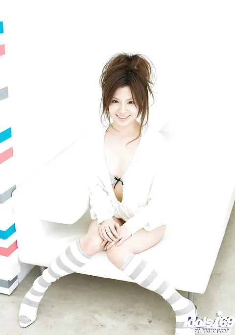 Riri Kuribayashi: Japanese Brunette Shows Her Pussy in Socks – photo 5 of 14