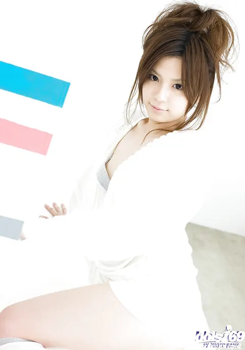 Riri Kuribayashi: Japanese Brunette Shows Her Pussy in Socks – photo 7 of 14