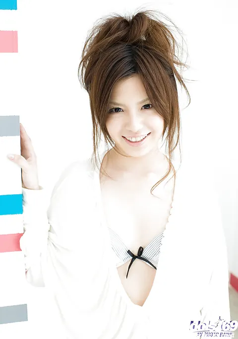 Riri Kuribayashi: Japanese Brunette Shows Her Pussy in Socks – photo 3 of 14