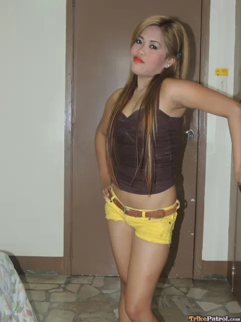 Filipina in Shorts Strips and Spreads Her Shaved Pussy for Partner – photo 4 of 20