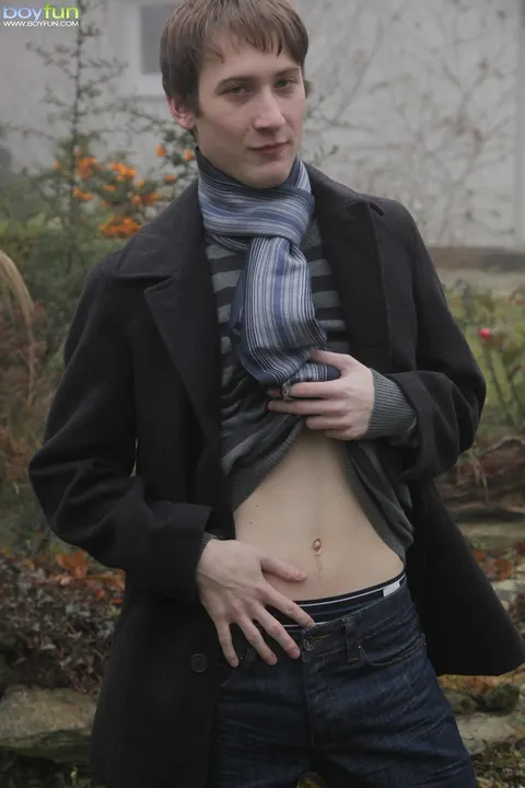 Guy Fingers His Ass and Uses a Dildo Outdoors – photo 2 of 21