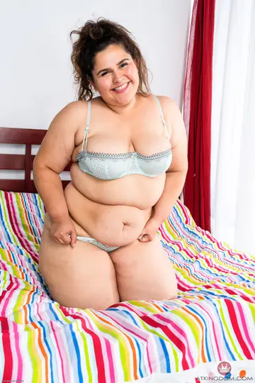 Mature Latina Spreads Her Hairy Pussy Wide
