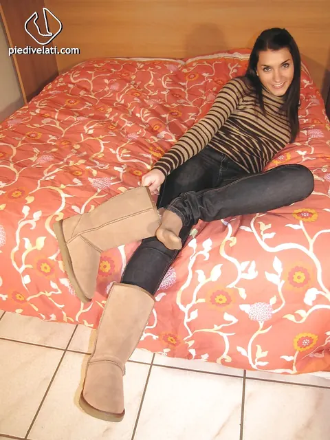 Brunette Shows Off Her Pantyhose Feet in Jeans and Boots – photo 4 of 16