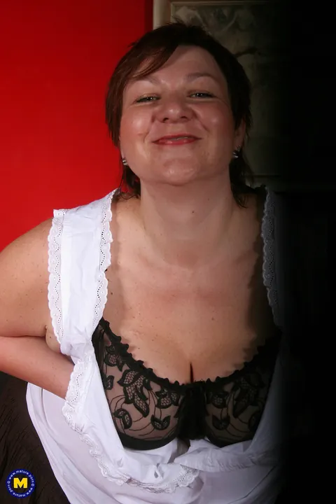 Mature BBW with Big Natural Tits Fingers Her Pussy – photo 2 of 21