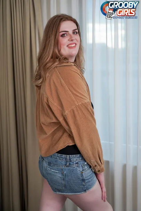 Curvy Trans Woman Poses Nude and Shows Her Cock and Ass at the Casting – photo 1 of 16