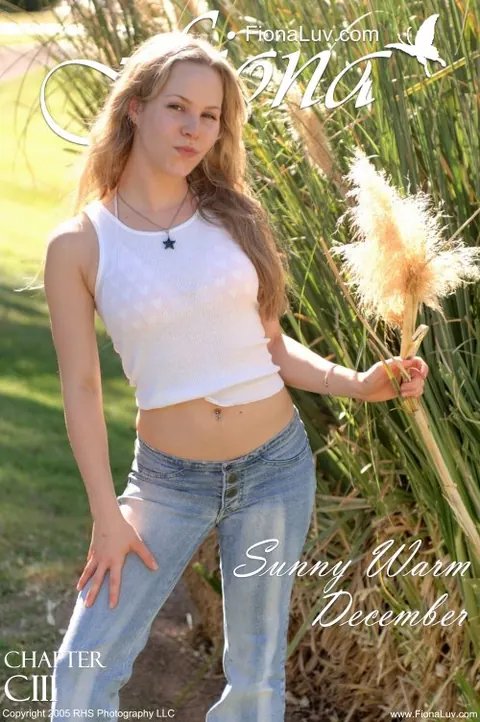 Fiona Luv: Tattooed Blonde Flashes Her Natural Tits in Jeans on Sidewalk – photo 5 of 15