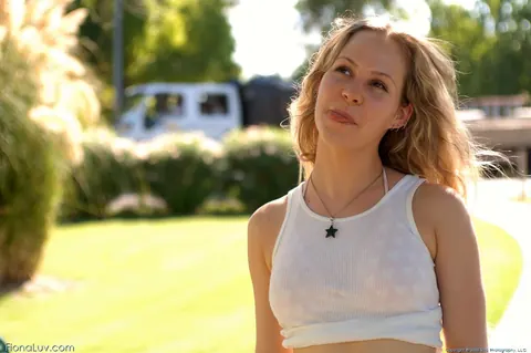 Fiona Luv: Tattooed Blonde Flashes Her Natural Tits in Jeans on Sidewalk – photo 14 of 15