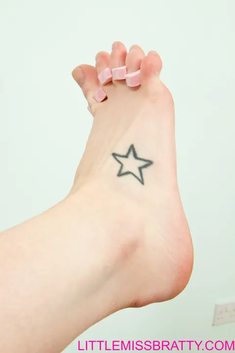 Layla Lee: British Blonde Shows Off Her Feet and Fresh Pedicure – photo 5 of 21