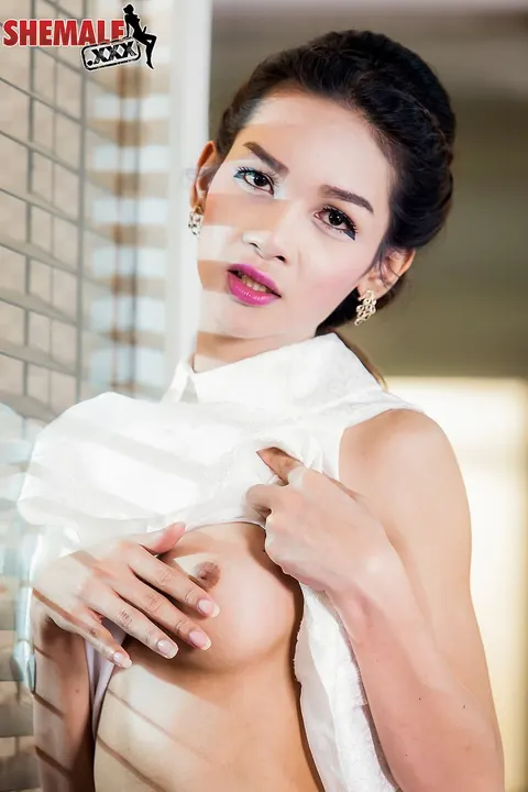 Slim Thai Trans Woman Strips and Shows Her Body – photo 7 of 16