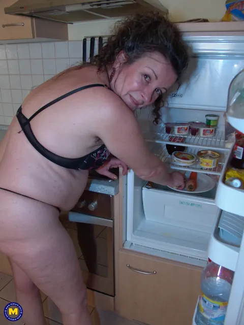 Mature BBW Masturbates with a Carrot in the Kitchen – photo 1 of 20