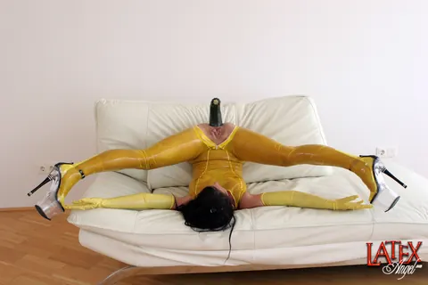 Brunette MILF in Latex and Heels Gapes Her Ass with a Dildo – photo 9 of 15