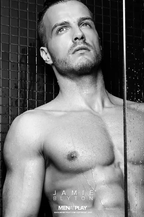 Hairy Bodybuilder Stands Nude in the Bathroom – photo 18 of 20