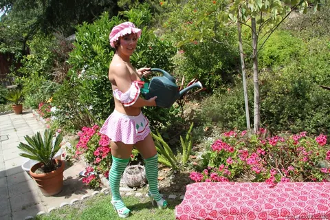 Julie Knight: Brunette in Maid Cosplay Bares Her Ass Outdoors – photo 14 of 17