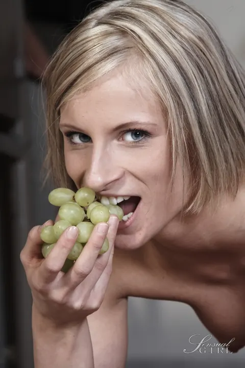 Paris Pink: Slim European Blonde Undresses and Poses While Eating Grapes – photo 10 of 10