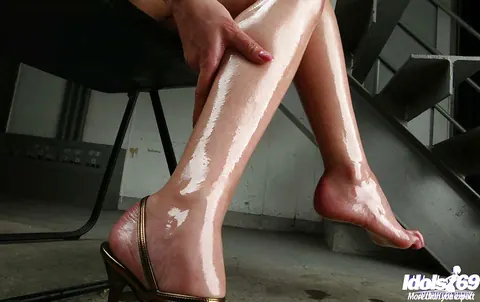 Wakako: Japanese Woman Oils Her Body in a Bikini and Spreads Her Legs – photo 14 of 16