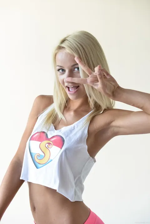 Slim European Blonde Poses in Yoga Pants and a Top – photo 12 of 20