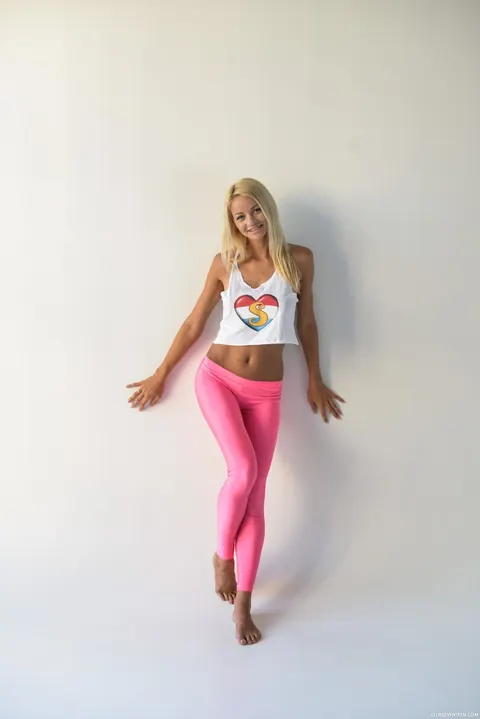 Slim European Blonde Poses in Yoga Pants and a Top – photo 18 of 20