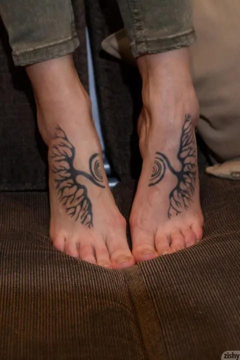 Lara Maiser: Petite Russian Brunette Shows Her Tattooed Feet in Public – photo 6 of 11