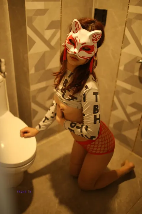 European Brunette PAWG Shows Her Ass on the Toilet – photo 11 of 21