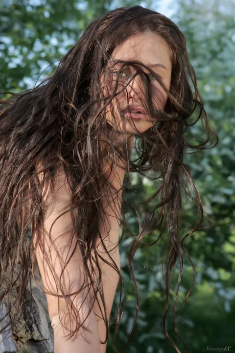 Woman Stands Nude and Poses for Glamour Gallery – photo 8 of 21