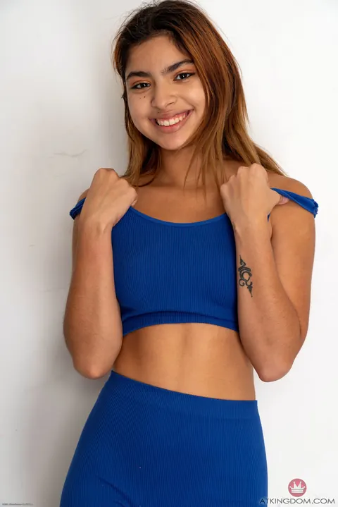 Hazel Heart: Petite Latina Bares All and Spreads Wide in the Gym – photo 3 of 21